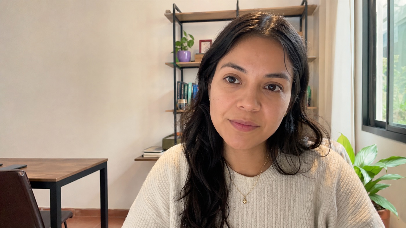 Ana conversando durante una entrevista de demostración